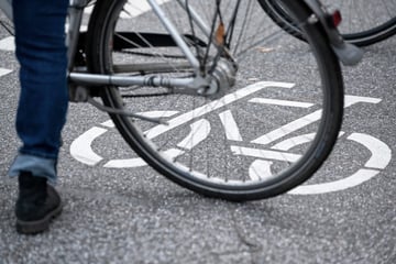 Radfahrer stoßen zusammen: Mann schwebt in Lebensgefahr