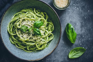 Rezept des Tages vom 26.8.2024: Zucchini-Nudeln mit Pesto