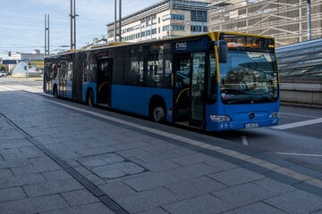 Chemnitz: Während einer Busfahrt in Chemnitz: Halskette abgerissen, Mann verletzt
