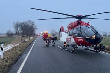 Auto kracht in Unfallstelle: Mann wird mehrere Meter weit geschleudert