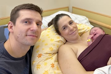 Dresden: Dresdens Neujahrsbaby da: Eltern ganz stolz auf ihre Emilia