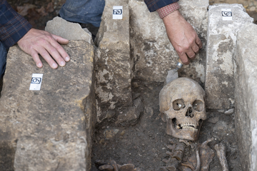 Archäologen machen jahrhundertealten Fund am Naumburger Dom!