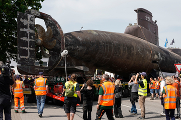 500-Tonnen-U-Boot im Schritttempo über Land ins Museum transportiert