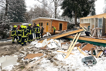 Wohnhütte auf Campingplatz fliegt in die Luft: Drei Menschen schwer verletzt