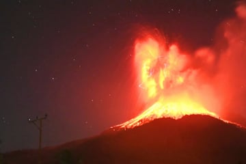 Vulkan bricht aus und spuckt kilometerhohe Aschewolke