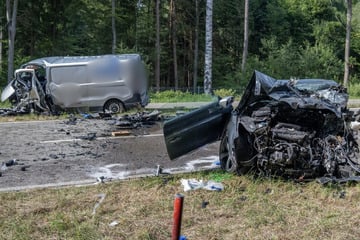 Audi TT und Transporter zerfetzt: Drei Menschen sterben bei Horror-Unfall