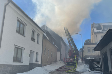 Brand im Erzgebirge: Dachstuhl eines Mehrfamilienhauses abgefackelt, Spendenaktion läuft
