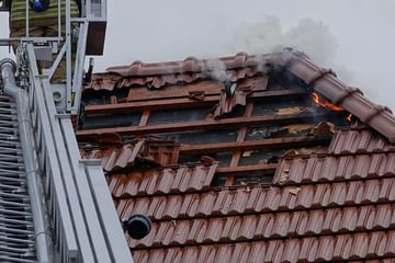 Dresden: Großbrand in Dresden: Feuer breitet sich auf Dachstuhl von Wohngebäude aus!