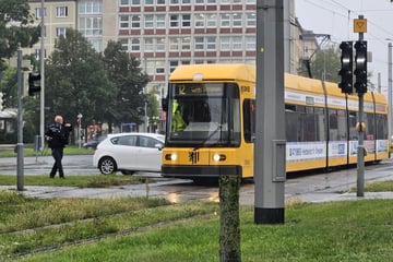 Unfall im Dresdner Berufsverkehr: Auto kracht in Straßenbahn