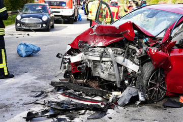 Horror-Crash auf Bundesstraße: Mercedes kracht frontal in Seat! Zwei Tote, Baby hat Schutzengel