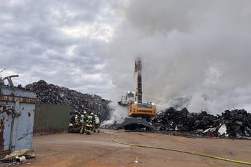 Brand auf Recyclinghof: 100 Feuerwehrleute im Einsatz