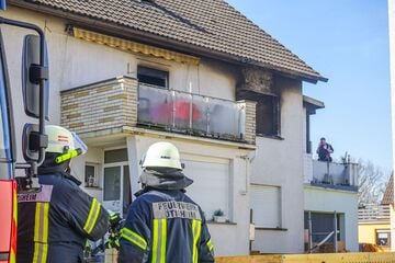 Feuerwehr findet tote Frau nach Wohnhausbrand