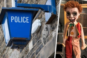 Grusel-Puppe verschwindet aus dem Müll und taucht mysteriöserweise bei der Polizei auf