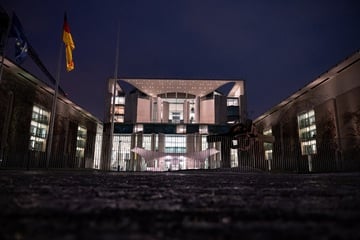 Berlin: Feuer an Kanzleramts-Bauzaun am Wahltag: Täter flüchtet auf E-Scooter