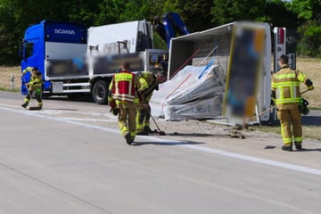 Unfall A14: Unfall auf der A14: Lkw-Anhänger kippt auf Zufahrt um