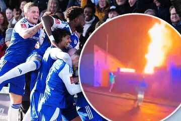 Meterhohe Flammen: Stadion von Pokal-Sensation in Brand gesteckt