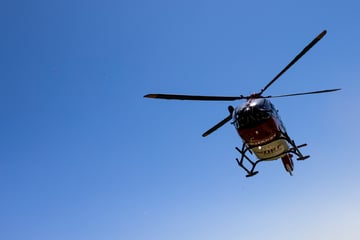 Mann läuft plötzlich auf die Straße und wird von Auto lebensgefährlich verletzt