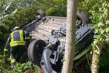 Unfall A57: Auto überschlägt sich und landet zwischen Bäumen: Zwei Verletzte!
