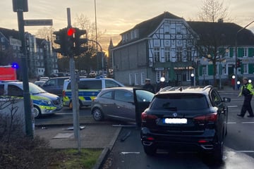 Opel und Streifenwagen prallen auf Kreuzung zusammen: 84-Jährige verletzt