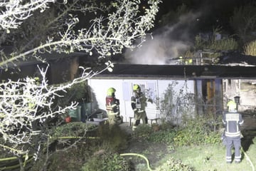 Chemnitz: Feueralarm in Chemnitz: Gartenlaube steht in Vollbrand