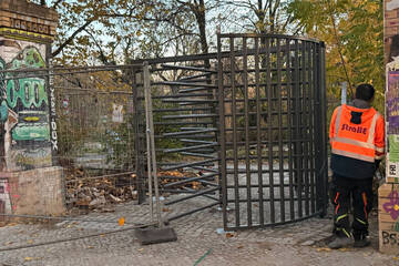 Berlin: Frust-Zaun am "Görli": Erstes Stahltor mit Drehkreuz steht