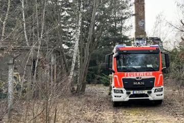 Berlin: Feuerwehr löscht Brand auf ehemaligem Polizeigelände in Wartenberg