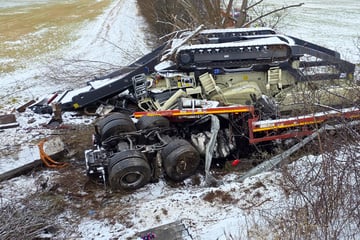 Unfall A9: Tödlicher Unfall auf der A9: Baumaschine begräbt Lkw unter sich