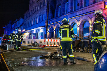 Mann springt bei Wohnungsbrand aus Fenster und erleidet Knochenbrüche