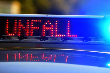 Unfall A4: Kran muss umgekippten Lkw aufrichten: A4 Richtung Köln gesperrt