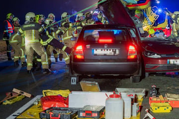 Auto hält auf Gegenspur - Crash! Frauen bei Unfall auf Bundesstraße verletzt