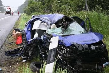 Unfall A7: Schlaf mit Folgen: Wagen überschlägt sich auf Autobahn, Frau in Lebensgefahr