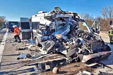 Unfall A7: Camper kracht ungebremst in Stauende: Trümmerfeld auf der A7