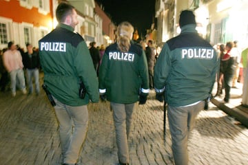 Mann klettert Parkhaus-Fassade hinauf und verletzt drei Polizisten