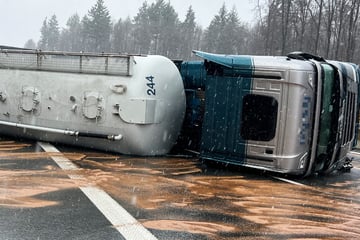 Unfall A3: Umgekippter Molkepulver-Lastwagen blockiert A3 in Unterfranken