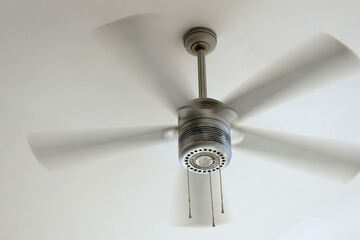 Aus Versehen getötet: Stiefvater wirft Baby in Deckenventilator | TAG24