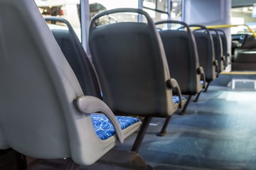 Frau während Busfahrt im Südharz schwer verletzt