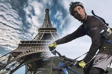 Franzose fährt mit seinem Fahrrad den Eiffelturm hinauf und knackt Weltrekord