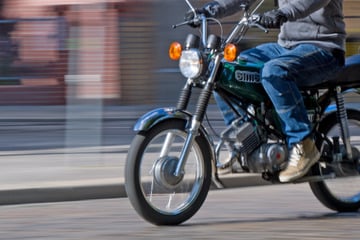 Leipzig: Mit 100 Sachen durch Leipzig: 44-Jähriger flüchtet auf frisierter "Simme" vor der Polizei!