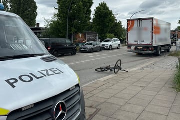 Beinamputation! Radfahrer wird meterweit von Lastwagen mitgeschleift