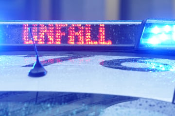 Unfall A3: Heftiger Unfall auf A3: Laster kracht in Absperranhänger