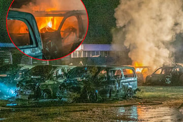 Millionen-Schaden: Feuerteufel steckt Luxusautos in Brand!