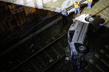 Mit drei Personen besetzter VW Caddy stürzt von Brücke metertief auf Bahngleise