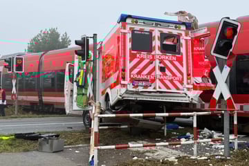 Krankenwagen bleibt auf Bahngleisen stehen: Patientin stirbt bei Unfall mit Zug