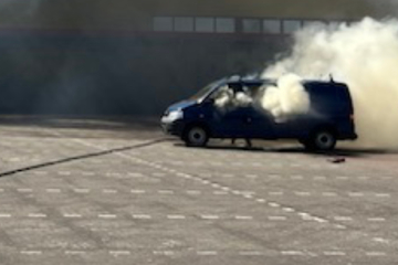 Zeuge fährt brennendes Auto auf Parkplatz und verschwindet dann