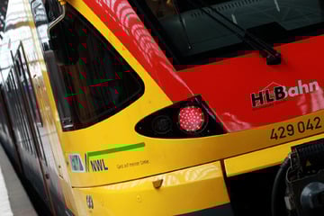 Unfall an Bahnübergang: Zug rauscht in Lkw