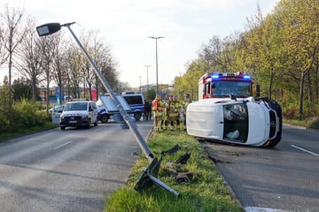 Dohnaer Straße nach Unfall blockiert: Mercedes-Fahrer mäht Straßenlaterne um