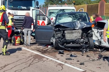 Unfall A9: Doppelte Vollsperrung auf A9 bei Leipzig: Acht Fahrzeuge verwickelt, vier Polizisten schwer verletzt