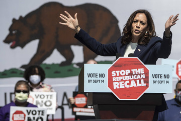 Kamala Harris enters the election campaign with Governor Gavin Newsom before voting on the recall in California