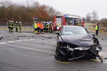 Frontalcrash auf Landstraße: Ehepaar verstirbt am Unfallort!