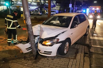 Auto kracht in Ampelmast, Fahrer flüchtet vom Unfallort